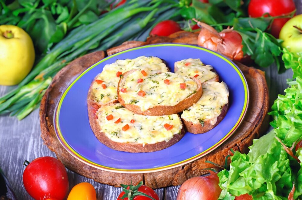 Garlic, Cheese and Mayonnaise Toast