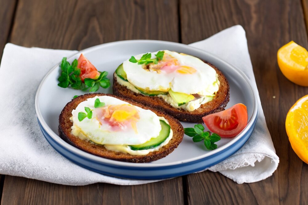Sandwich with Mayonnaise and Cucumber