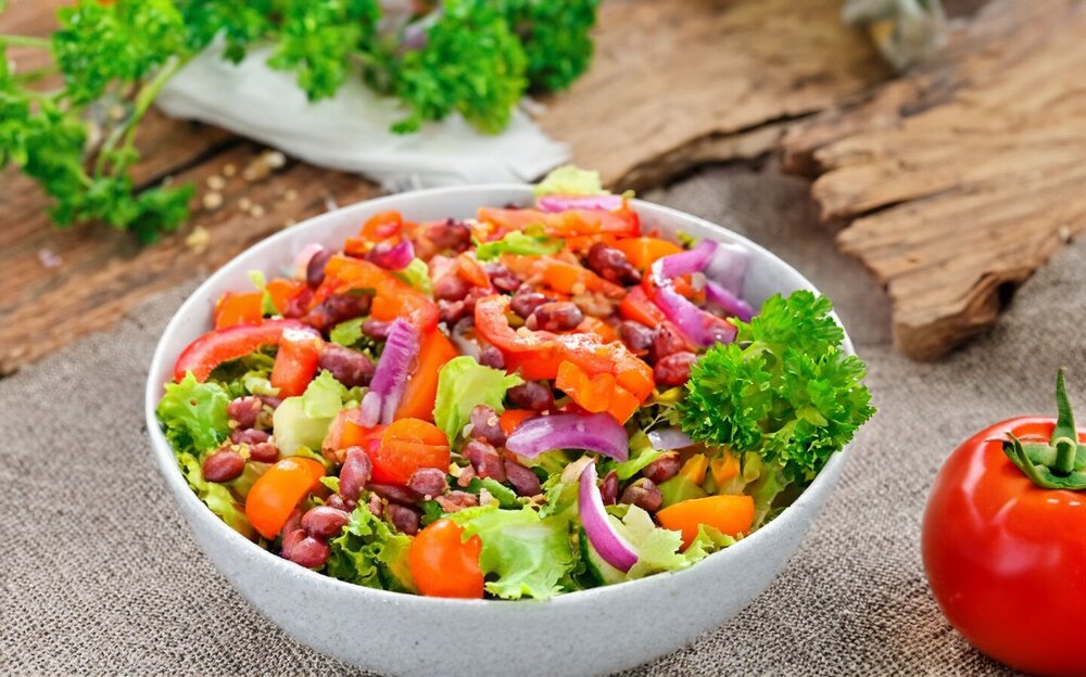 Salad with beans and vegetables