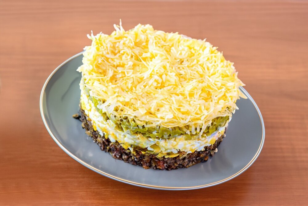 Salad with Mushrooms and Cheese