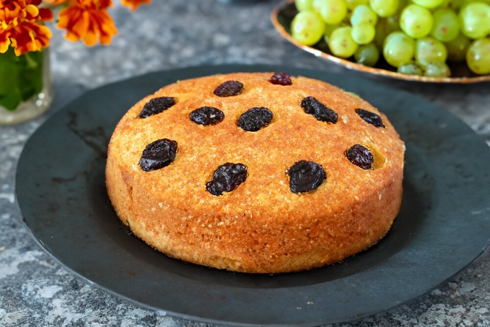 Oven-Baked Raisin Cake