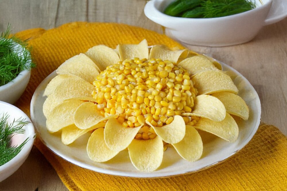 Salad Chamomile with Potato Chips
